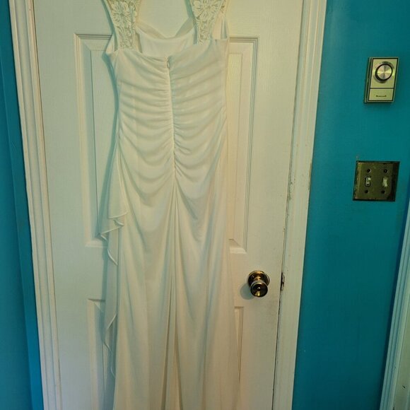 - Size 6 Wedding Dress with Queen Anne's Neckline db studios from David's … - Picture 2 of 3